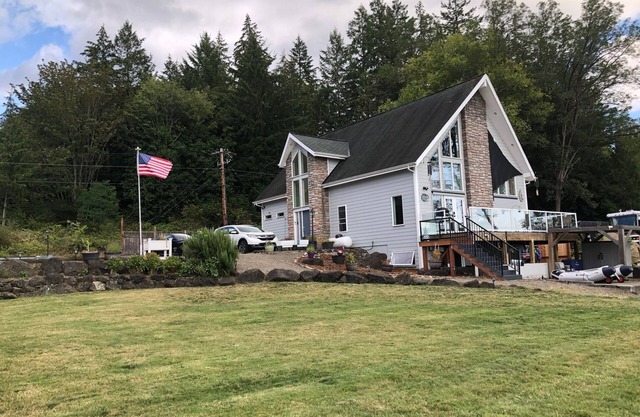 North Bay Hideaway, 3 Bed, 2+ Bath Beach House on Case Inlet