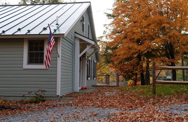 North Bay Sunsets and Lakeside Living Await!