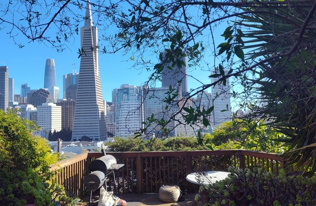 North Beach-Telegraph Hill apartment with view, private garden and deck!