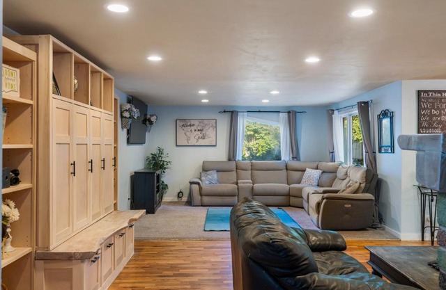 North Bend Retreat with hot tub and views of Mt Si