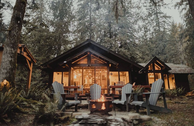 Somnia Vera Riverside Retreat - No Bank Waterfront Cabin in the North Cascades!