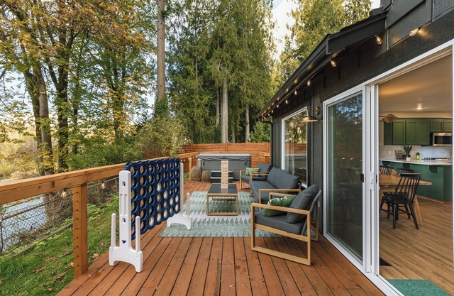 North Cascades Riverside Retreat - 3 Bedroom with River Views, Hot Tub, AC
