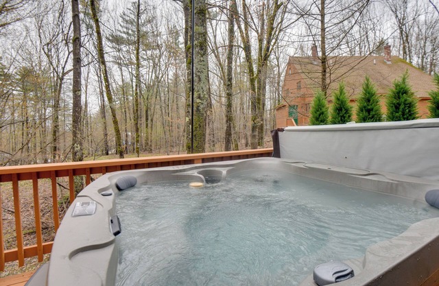 North Conway Townhome w/ Private Hot Tub & Deck!