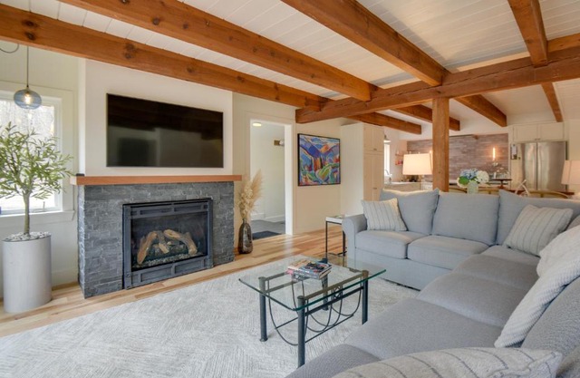 North Conway Townhome with Private Hot Tub and Deck!