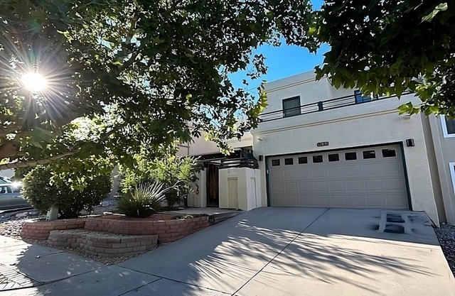 North East Heights Exquisite Townhome Balloon Fiesta-Balconies-Patios-Hot Tub!