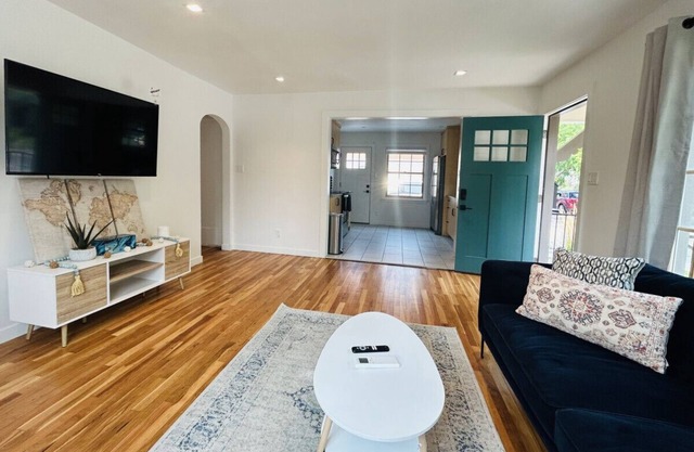 North End Bungalow Pet Friendly, HyDe PaRk!