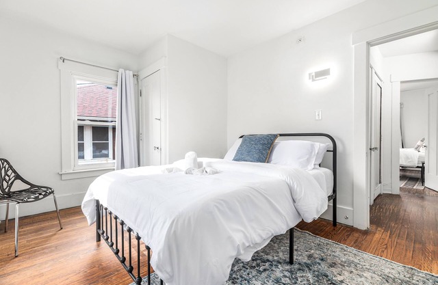 North End Treasure, beautiful 2 bedroom apartment