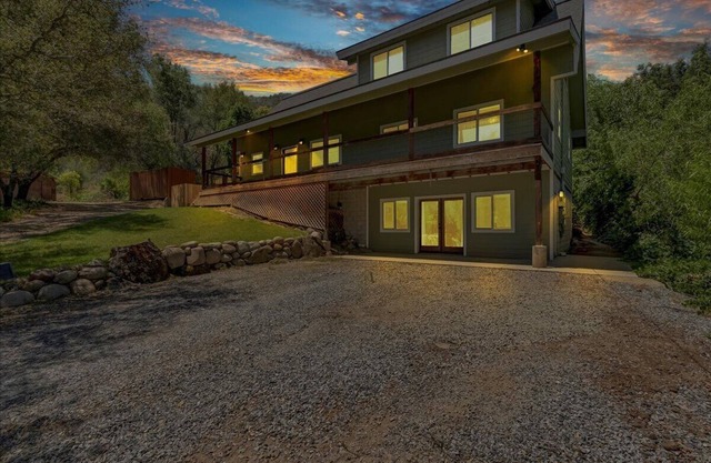 North Fork Hideaway ~ Sleeps 14! WiFi, AC, Spacious home in Three Rivers