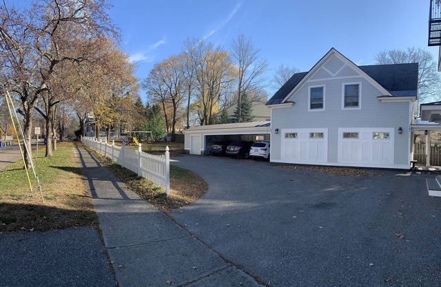 North Hill Section Home; walk to UVMMC & UVM, Chabad, downtown, lake.