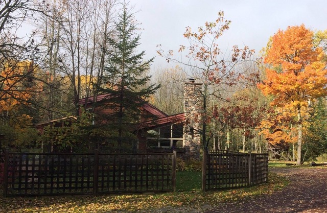 Custom Built Home Neslted in den Wäldern