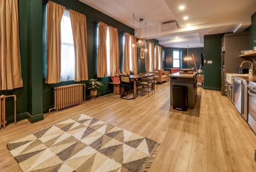 North House - Majestic 3-Bedroom Designer Apartment