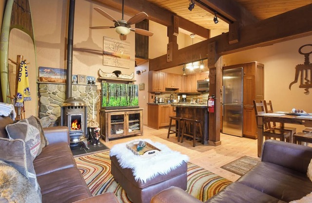 North Lake Tahoe Alpine Retreat – 5 Min to Skiing!