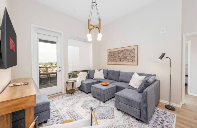 North Park Penthouse~King Beds~Workspaces~Parking~Near Zoo, Balboa Park!
