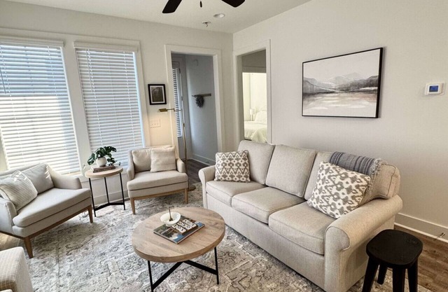 North Plains 6- Minutes from Toomers and 280, 2 king bed end unit