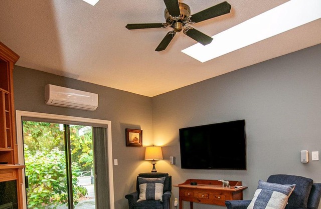 North Saanich Haven: 2 Bedroom Retreat