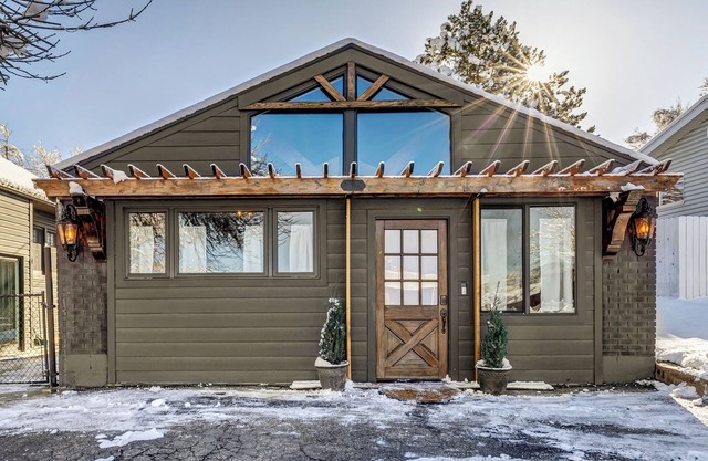 North Salt Lake Escape w/ Hot Tub and Claw foot Soaking Tub