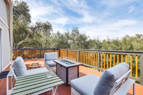 North San Diego Retreat with Deck, Fire Pit Table!