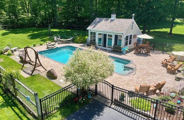 Fabulous Get Away for mature Adults w/beautiful pool & yard