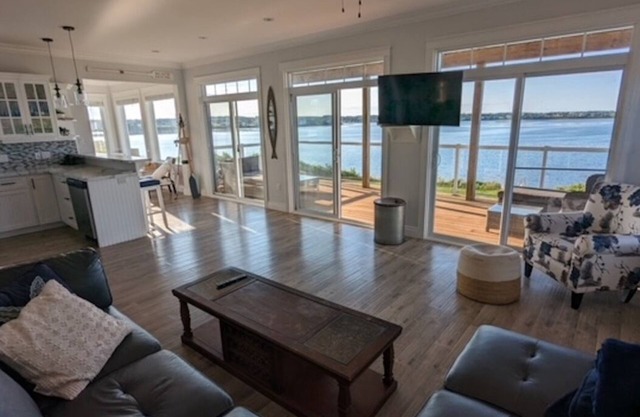 North Shore Ocean-Front Cottage With Access to Quiet Beach & Hot Tub