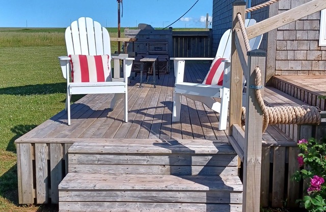 North Shore Ocean View Cottage- Access To Private Beach For Cottagers!