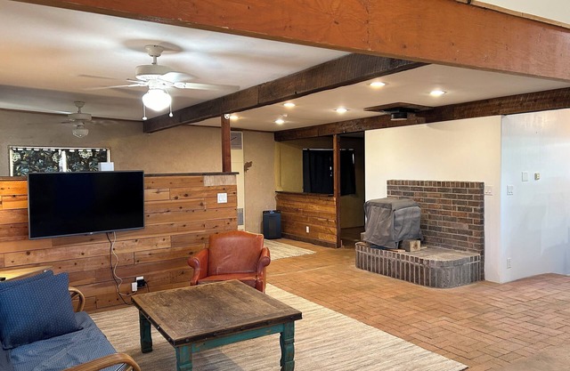 North Valley Artist’s Cottage -peaceful, bright