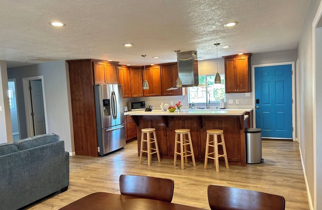 North Valley Garden Bungalow 2 bed/2bath-quiet yet central