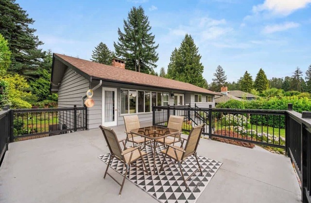 ~North Van 3BR Main Home | Hot Tub , Sunroom & Deck
