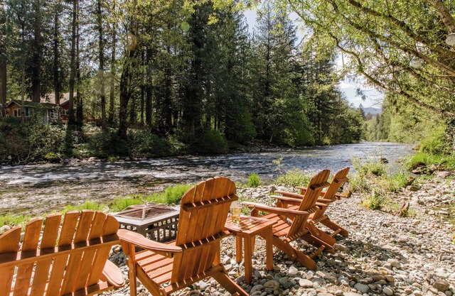 North Zen Magical Riverfront Cabin with Hot Tub - 5min Walk to Twin Falls Trail!