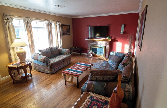 Northeast Heights Nest: Pet-Friendly, Cozy, and Convenient