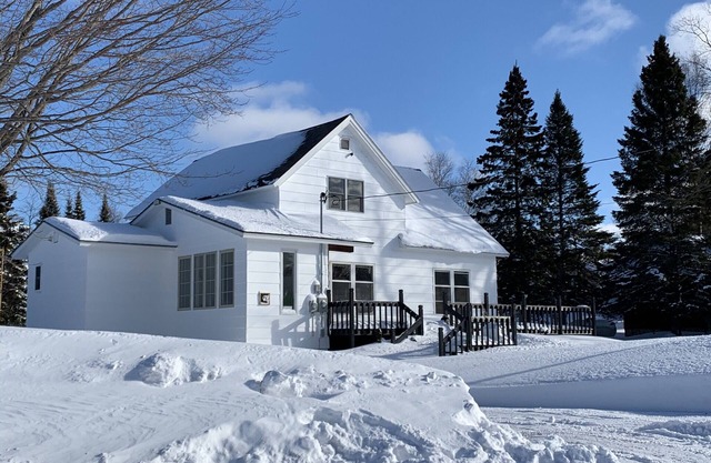 Großes Küstenbauernhaus am Lake Superior mit herrlichem einsamen Strand.