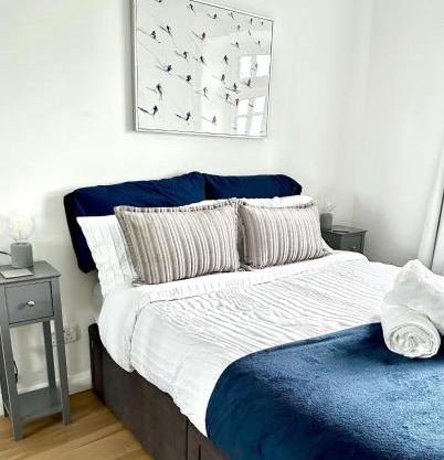 Northern Line Double Room Stay with Free Parking