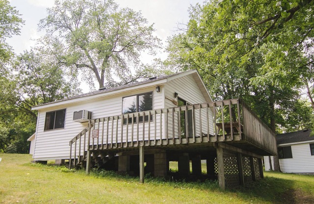 Northern Pines, 2BR lakefront cabin situated in family-friendly Riverside Resort