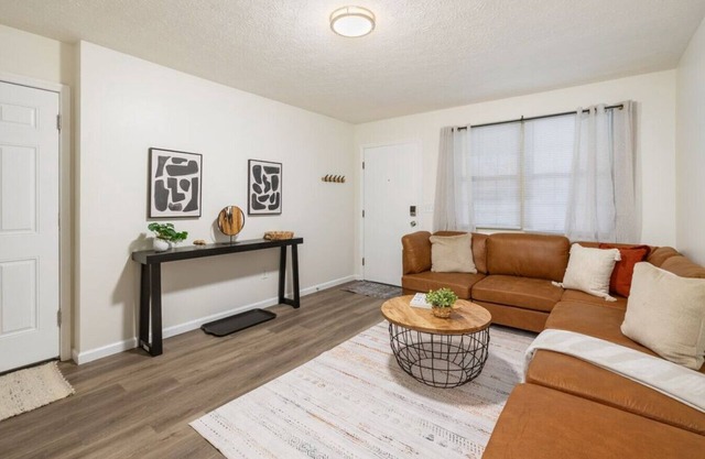 Northern Valley - Charming and Cozy, 2BR, 1 BA