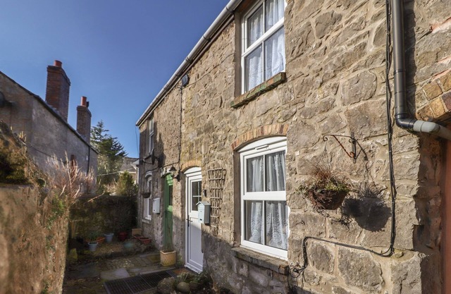 NORTHGATE COTTAGE, pet friendly, character holiday cottage in Caerwys