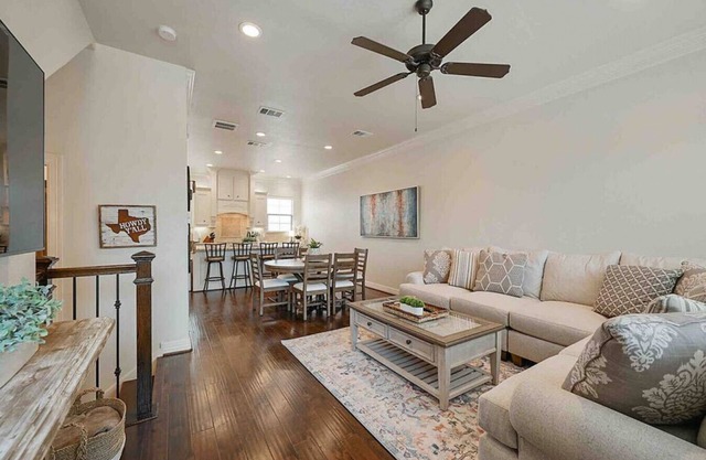 Northgate Nest Cozy & Convenient 2BR 3BA Office Steps from A&M