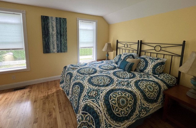 Northport home close water access, downtown and Marina, small dogs ok w/fee