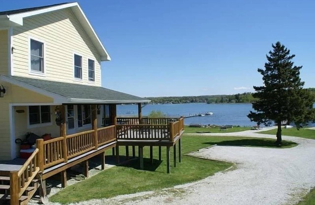 'Northside' Cottage w screened in porch
