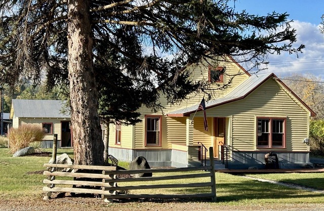 Northwest Nights in Winthrop-Dog Friendly and Close to Ski Trail!