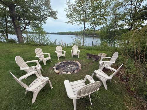 Northwood's Retreat on Pine Lake! With Hot Tub!