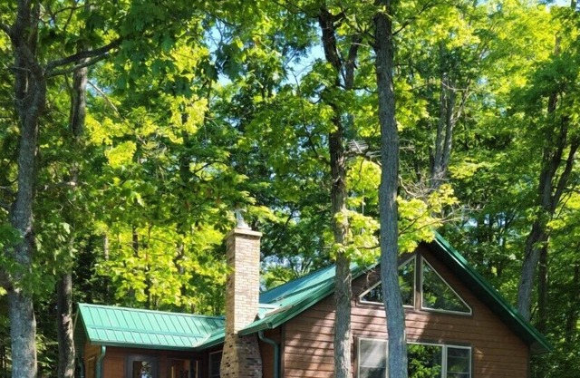 Northwoods Lakeside Family Vacation Cottage w/Private Pier ***Newly Renovated***