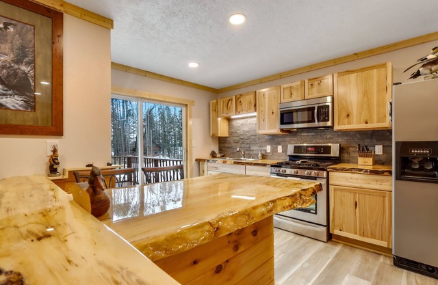 Northwoods multiple family size cabin. ATV/UTV, snowmobile trail access and lake