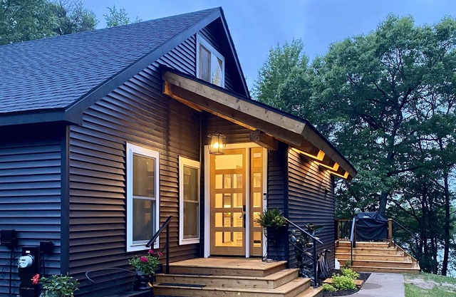 Northwoods Retreat Lakefront- sleeps up to 12 w/deck & firepit! Gorgeous views!