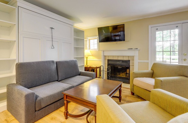 Norwich Studio w/ Community Pool & Hot Tub!