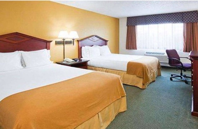 Norwood Inn Eagan -Luxury 2 King Bedroom Suite with Tub And Ktchnette
