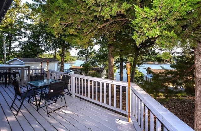 Nostalgic lake home - private dock and sunset view