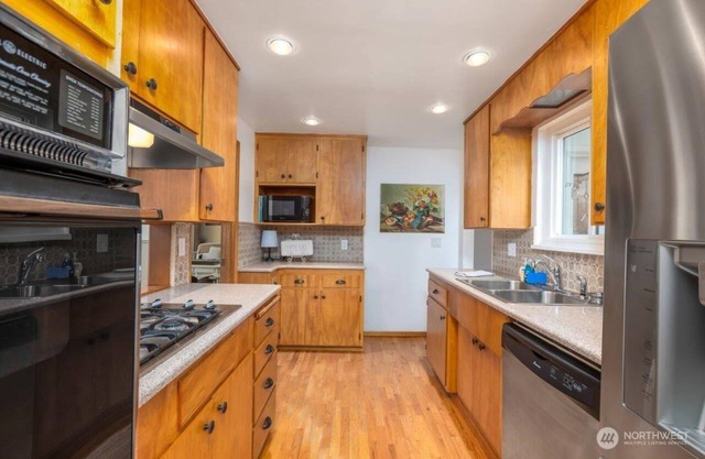 Nostalgic Retro Seattle Lake House with King Suite; private dock & lake access