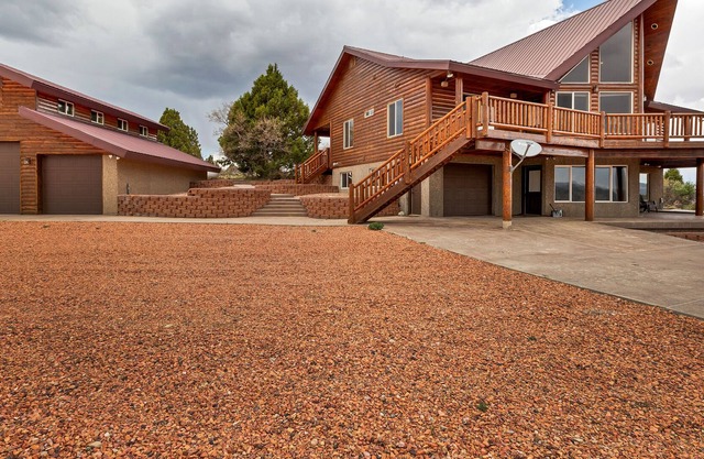 Not Your Average Rental, Elk Ridge Cabin with Unbelievable Views...