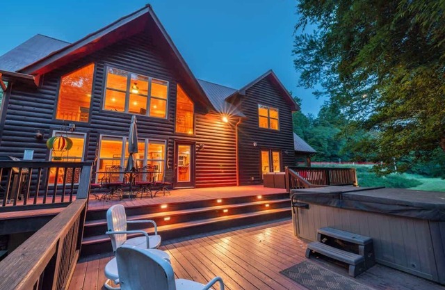 Nottely and Nice-Riverfront,dog friendly,hot tub