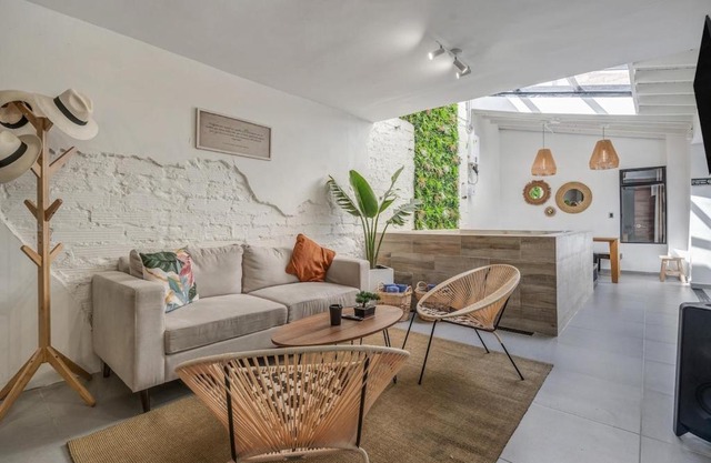 NOWA Makondo Apt - Large Jacuzzi and AC on Main Provenza St