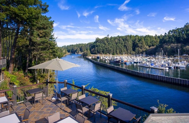 Noyo Harbor Inn Restaurant and Tavern